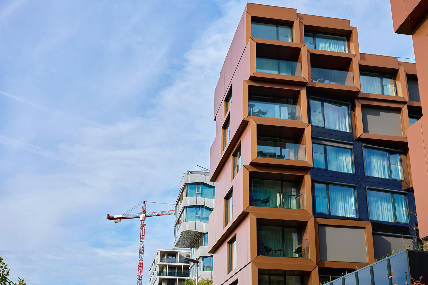 Amministratore che esamina documenti relativi alla gestione condominiale, a rappresentare i provvedimenti presi nell’interesse del condominio.