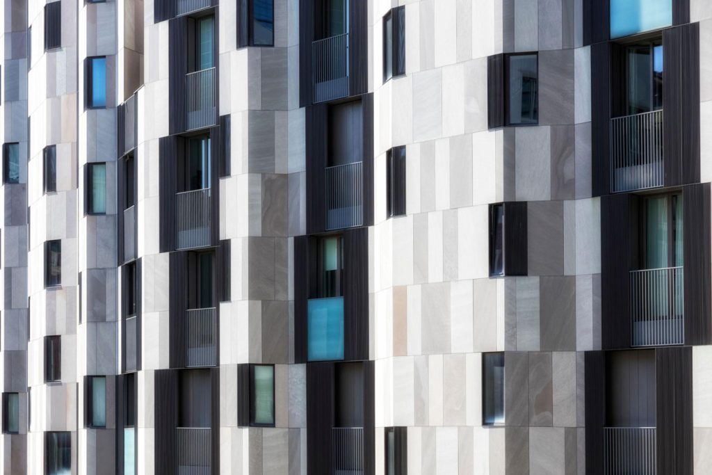 Facciata di edificio condominiale moderno che rappresenta la responsabilità penale dell’amministratore nella gestione delle parti comuni e dei fondi condominiali.