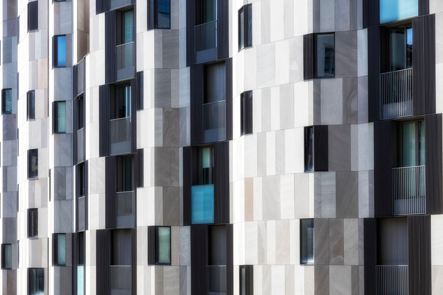 Facciata di edificio condominiale moderno che rappresenta la responsabilità penale dell’amministratore nella gestione delle parti comuni e dei fondi condominiali.