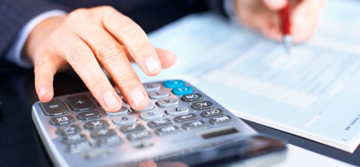 Gestione contabile condominiale con calcolatrice e verifica dei documenti amministrativi