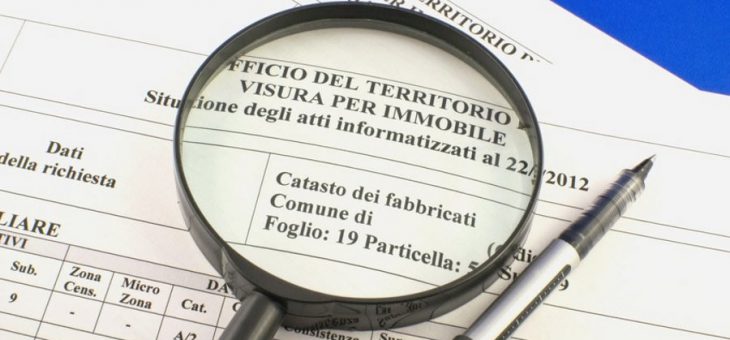 Visura catastale per immobile con lente di ingrandimento e documentazione tecnica catastale